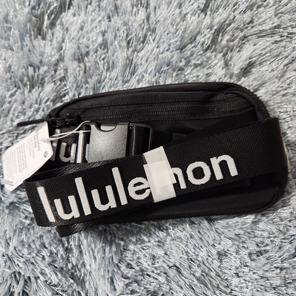 Lululemon Black and White Everywhere Belt Bag 1L - Picture 8 of 11